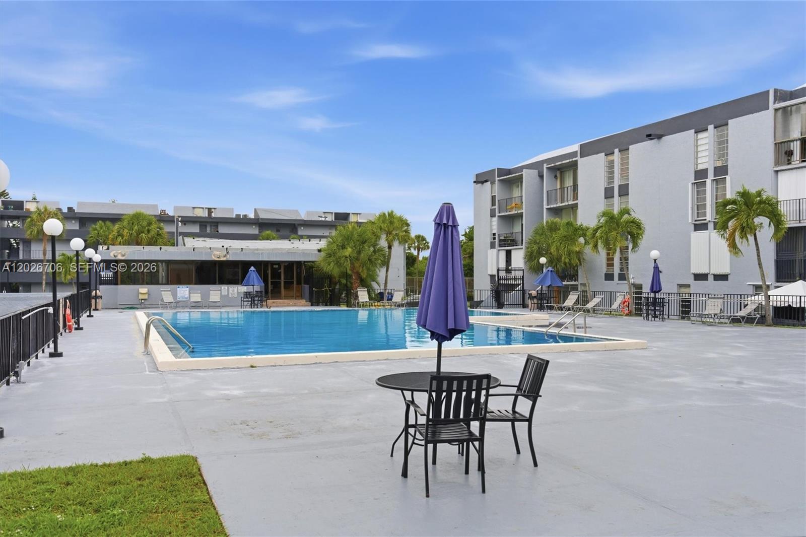 210 Fontainebleau Boulevard