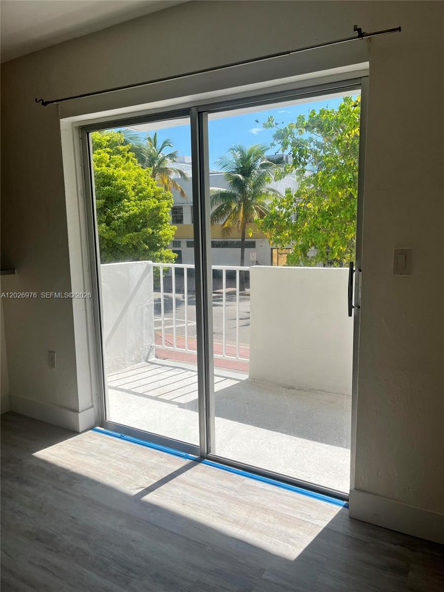 240 Collins Avenue gallery image #1
