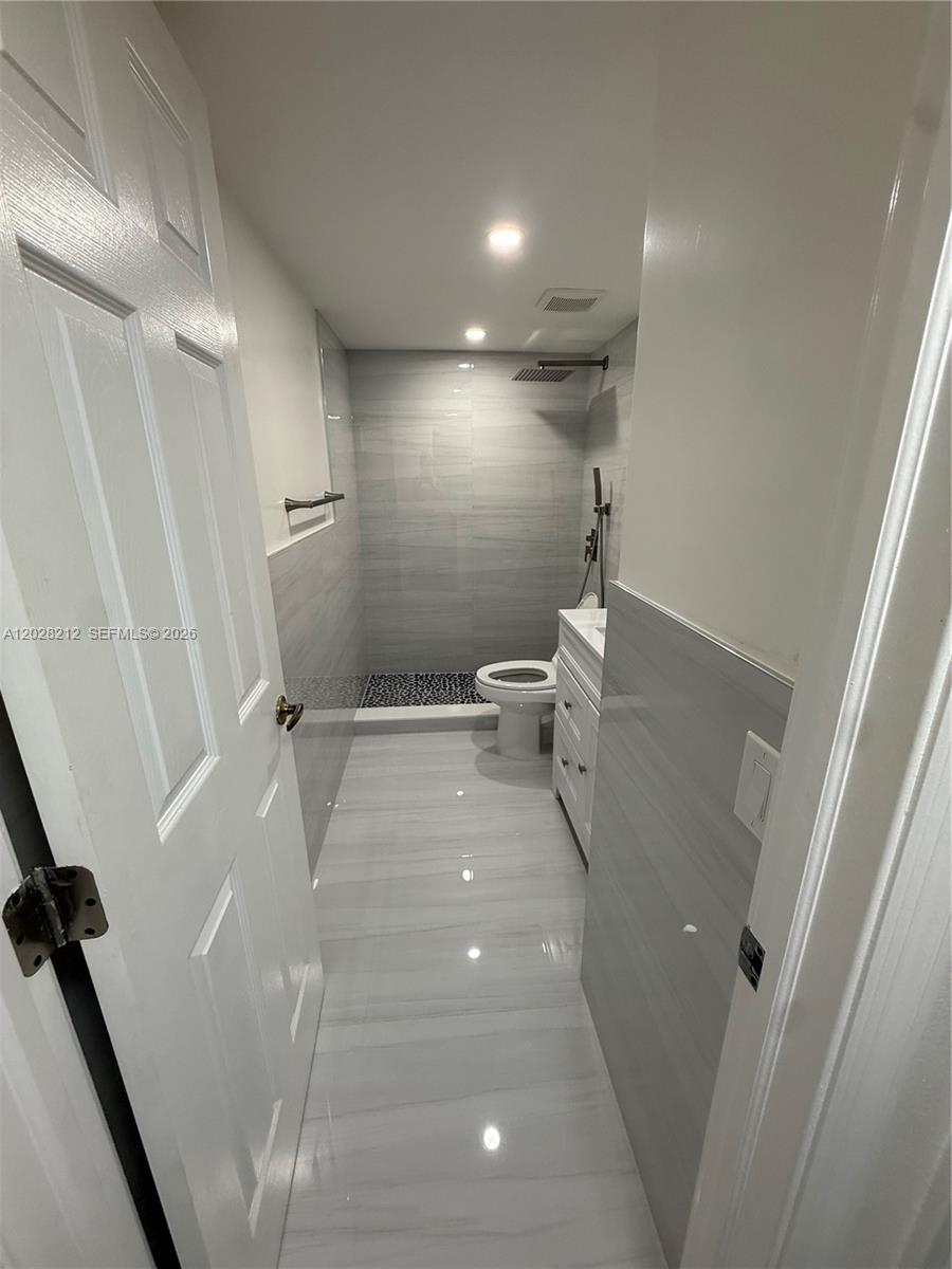 1555 W 44th Place