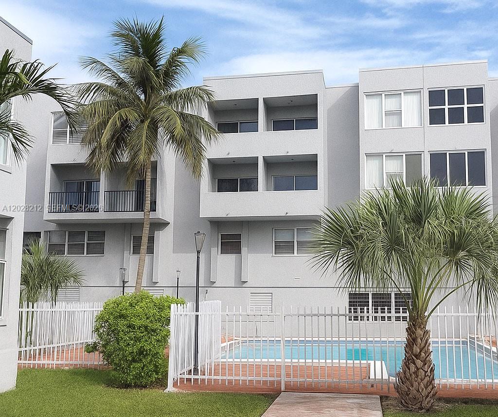 1555 W 44th Place