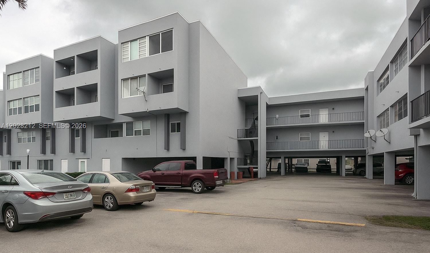1555 W 44th Place