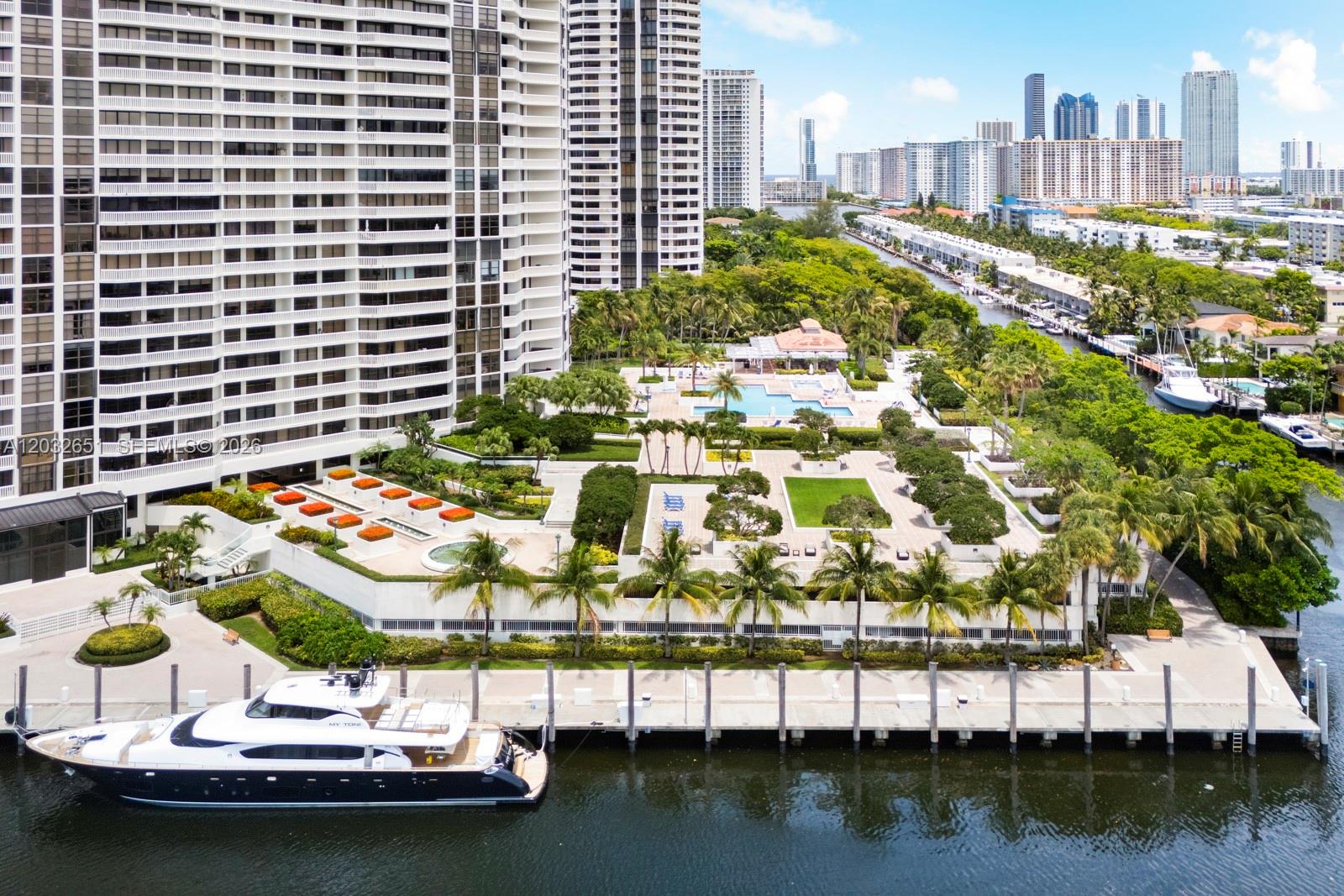 1000 W Island Boulevard