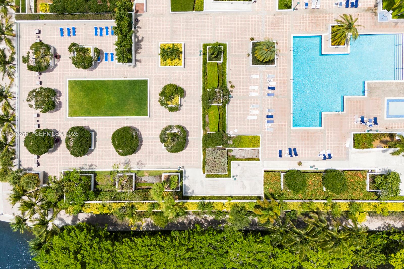 1000 W Island Boulevard