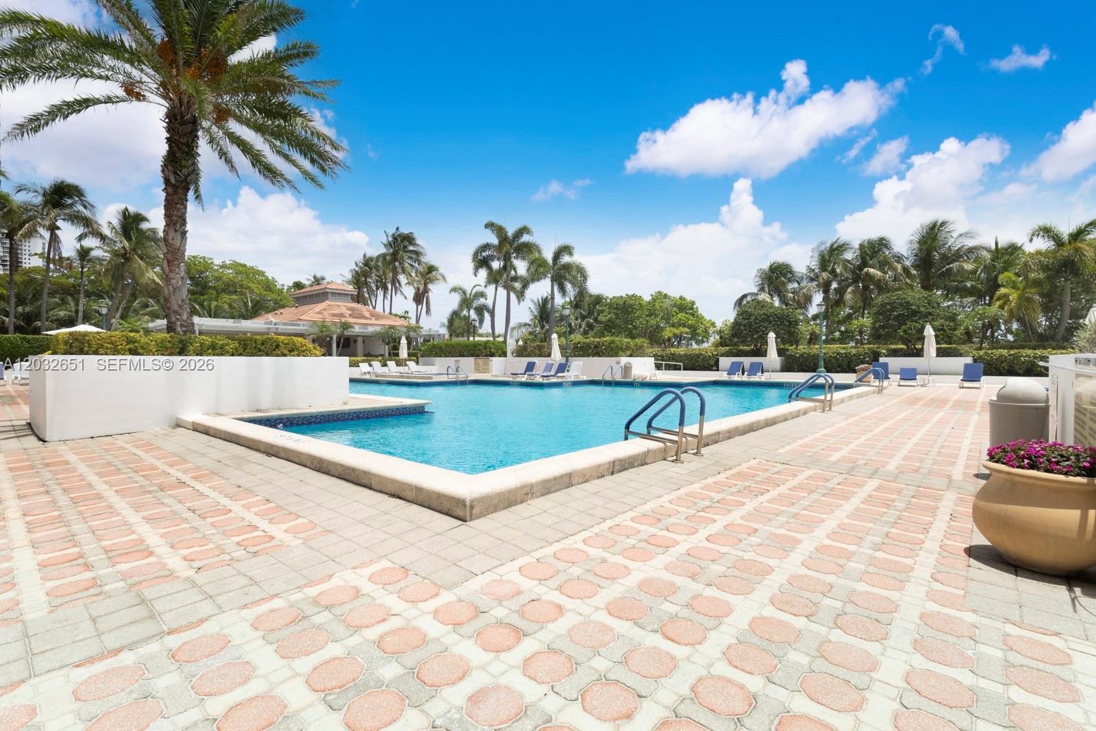 1000 W Island Boulevard