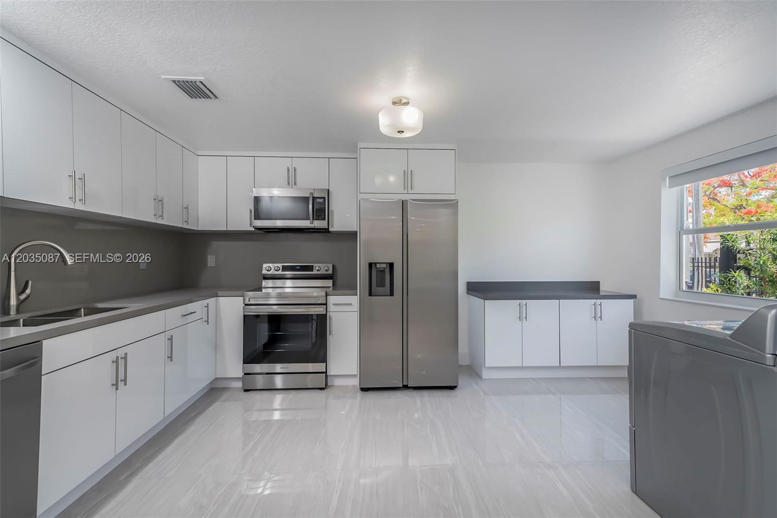 590 SW 23rd Avenue