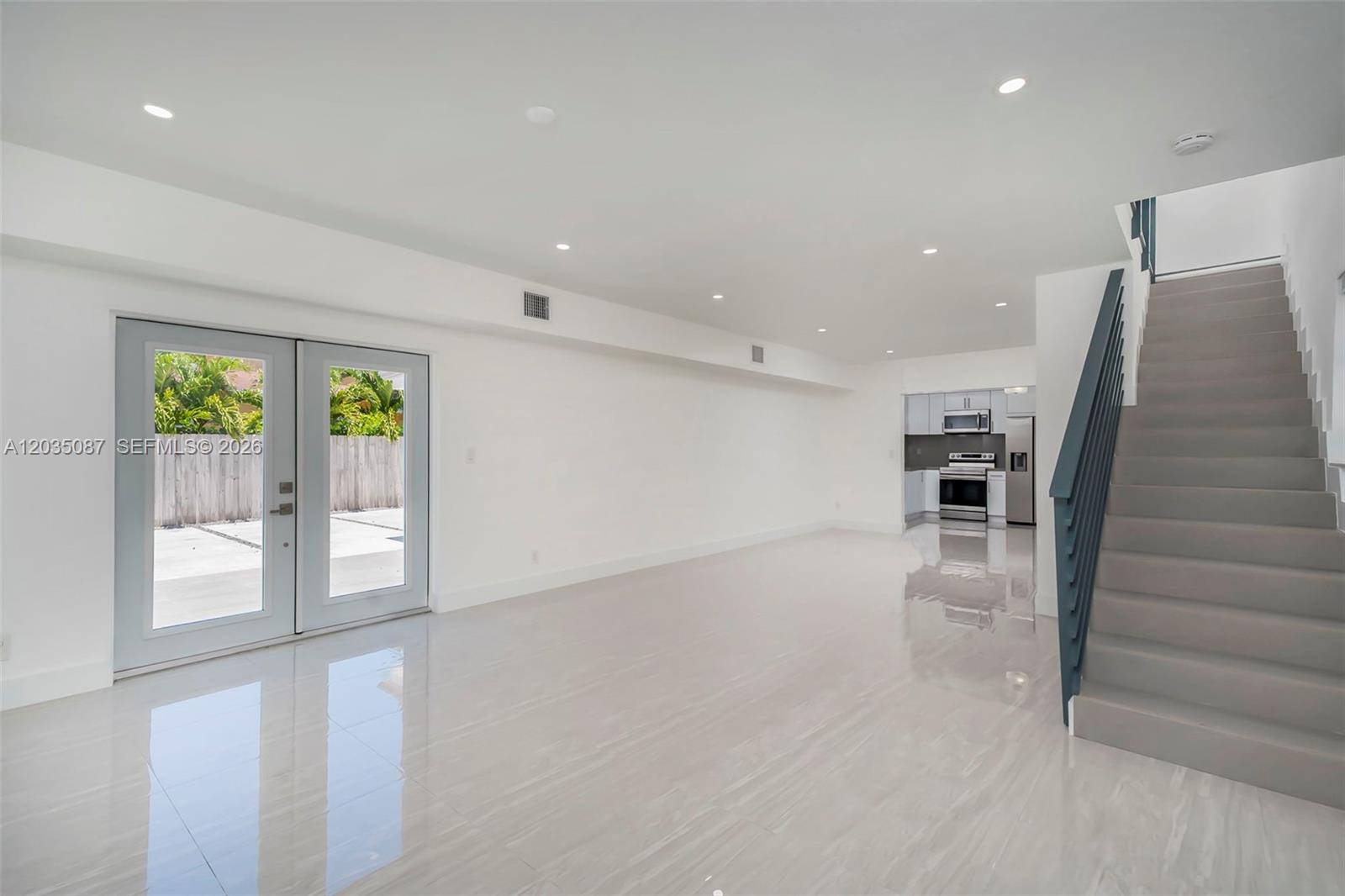 590 SW 23rd Avenue