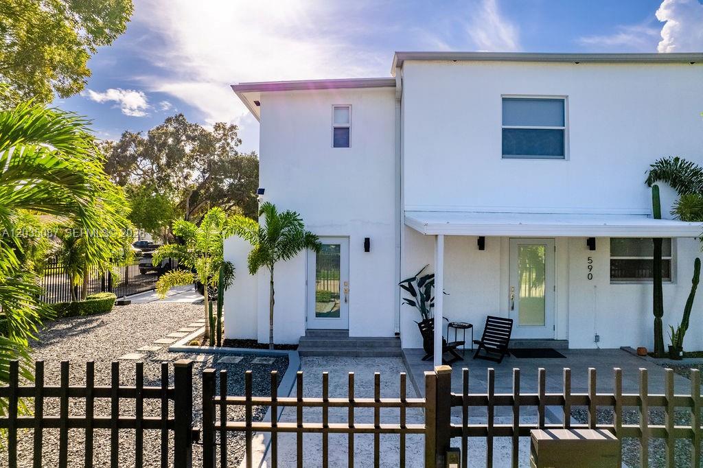 590 SW 23rd Avenue