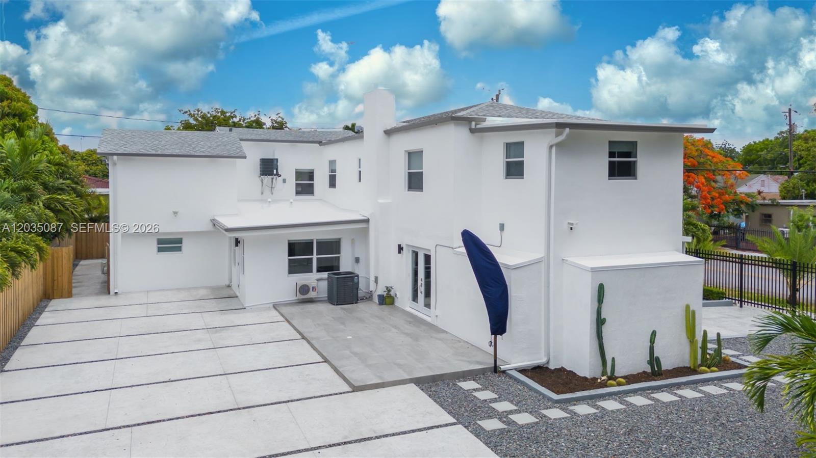 590 SW 23rd Avenue