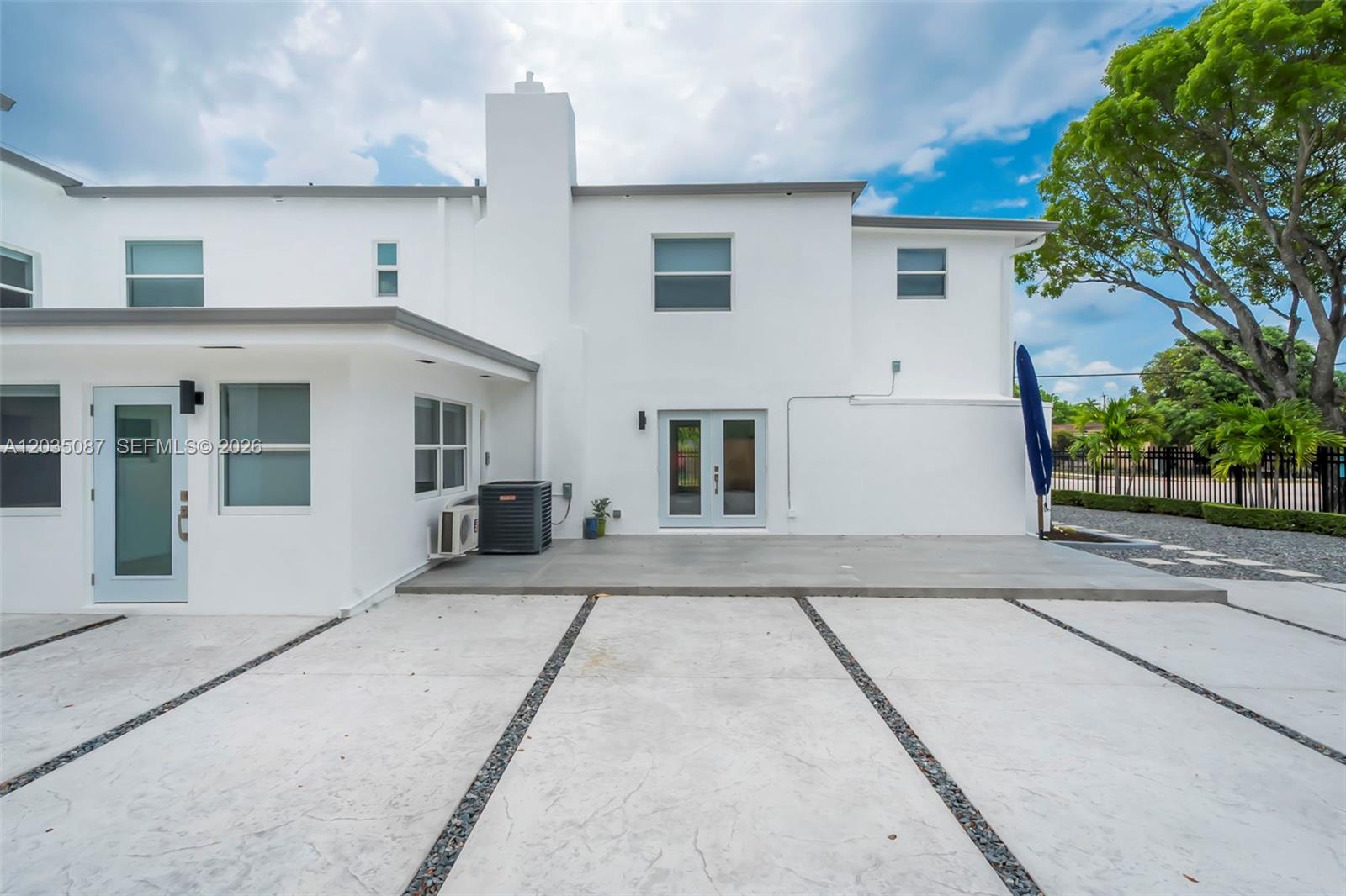 590 SW 23rd Avenue
