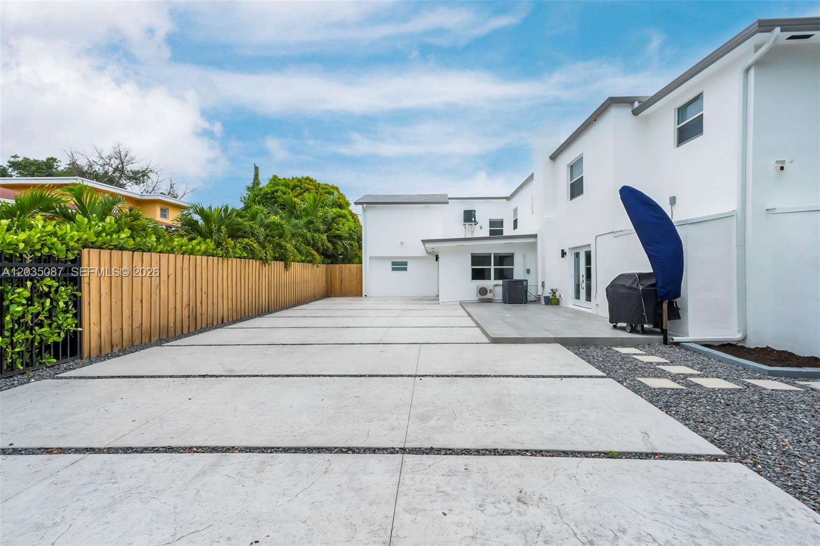 590 SW 23rd Avenue