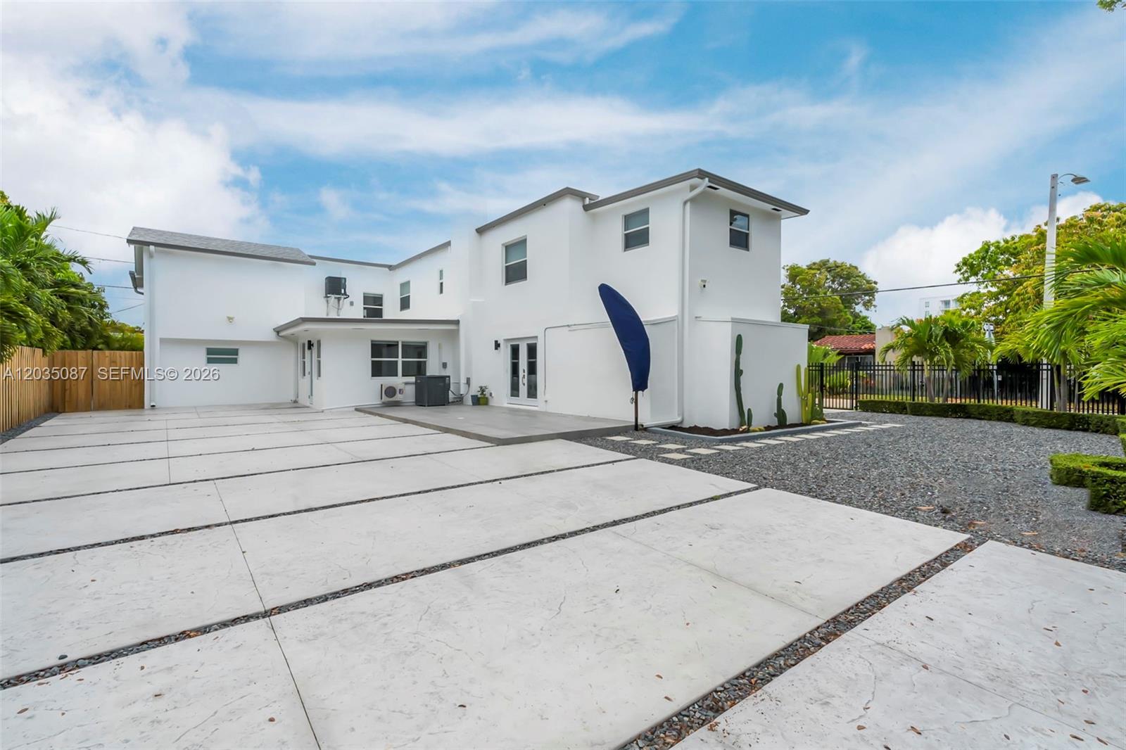 590 SW 23rd Avenue