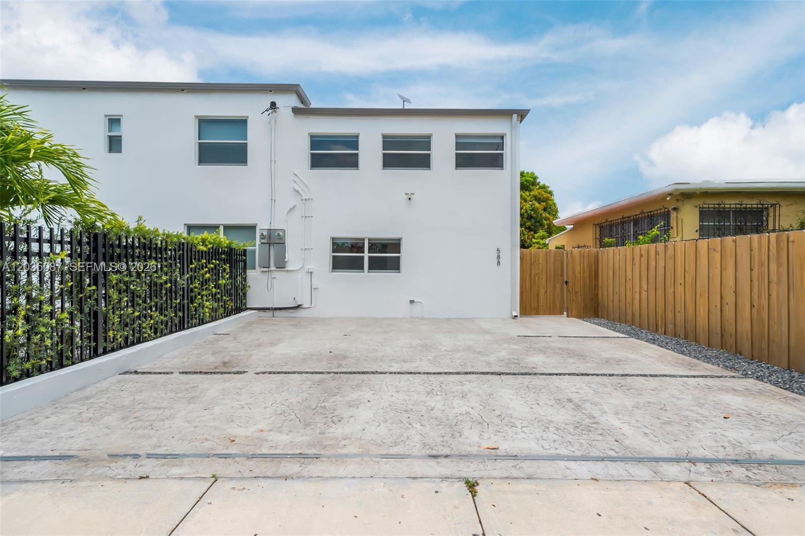 590 SW 23rd Avenue