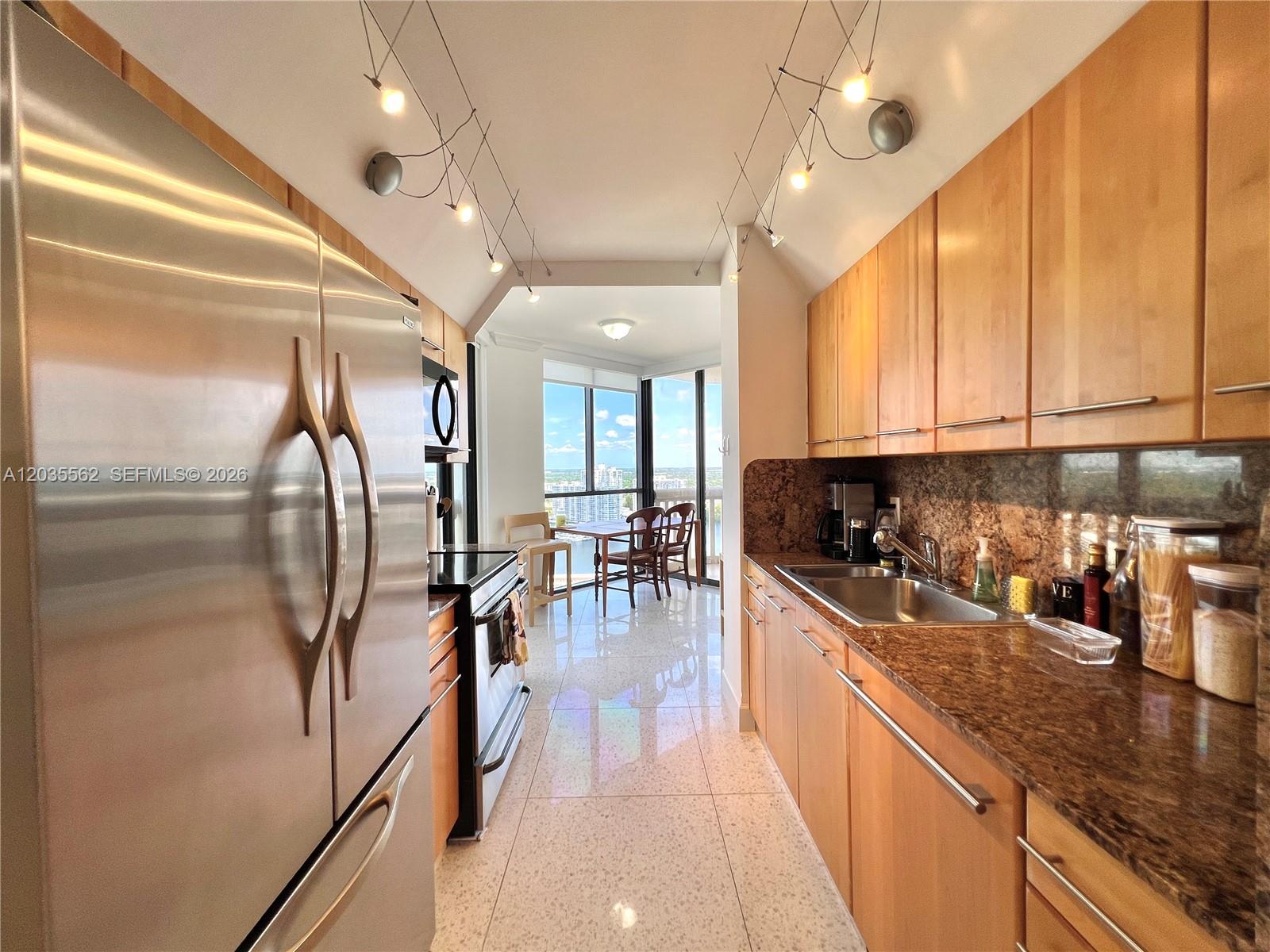 1000 W Island Boulevard