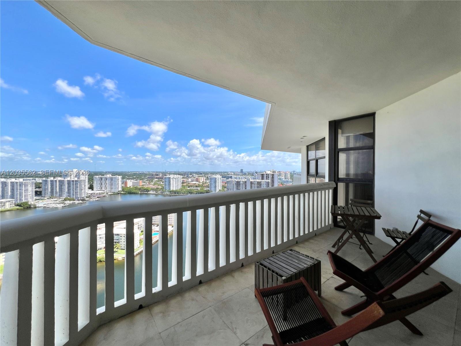 1000 W Island Boulevard