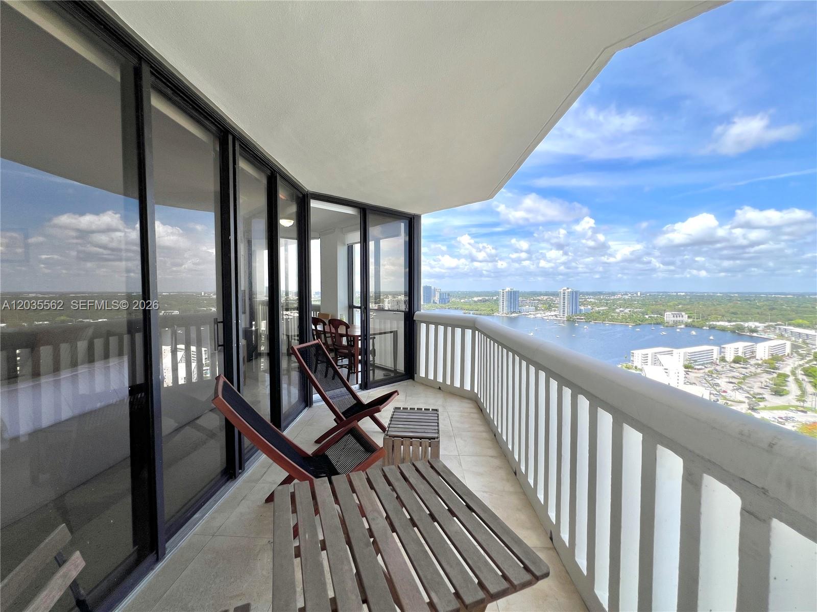 1000 W Island Boulevard