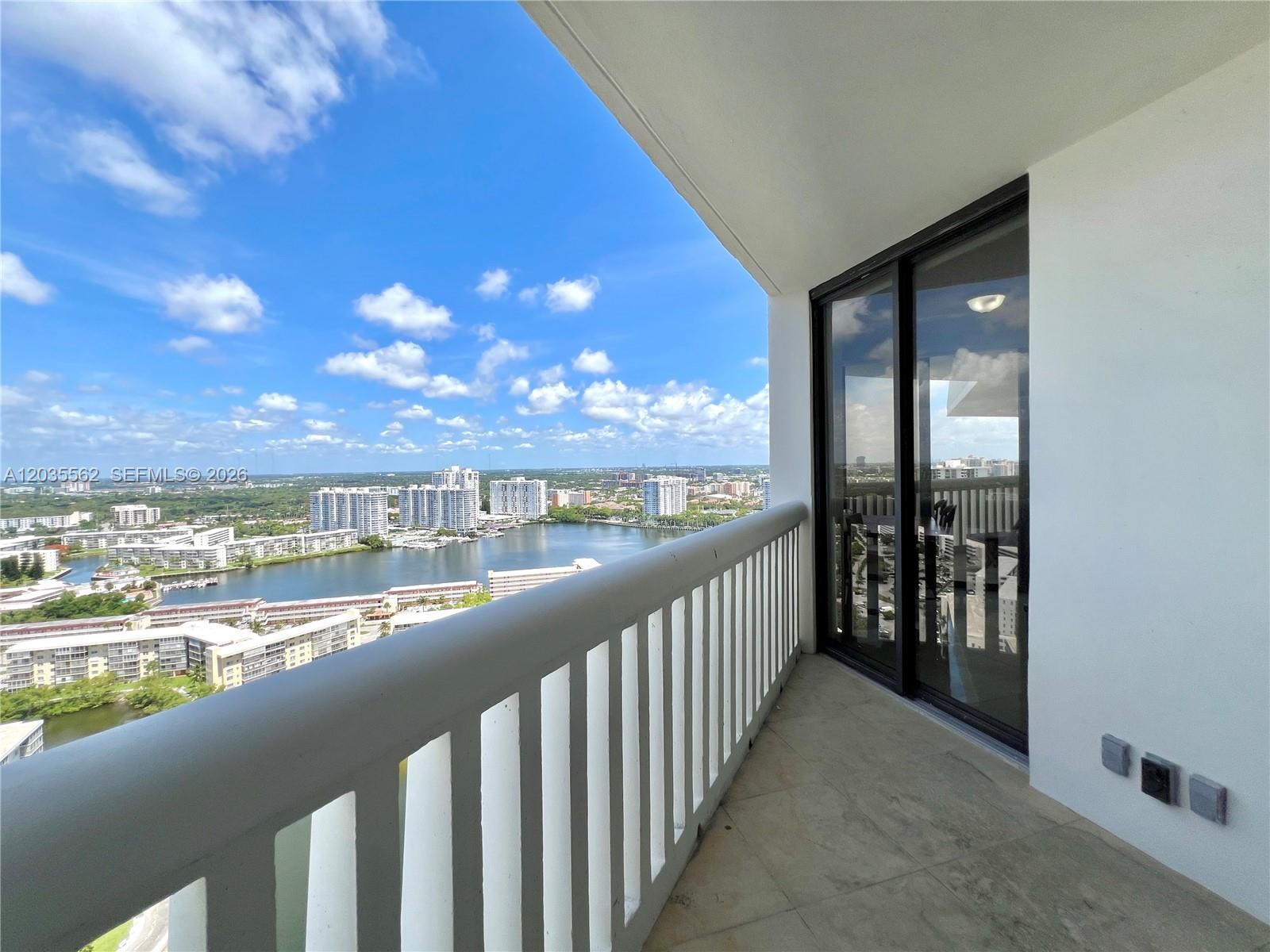 1000 W Island Boulevard