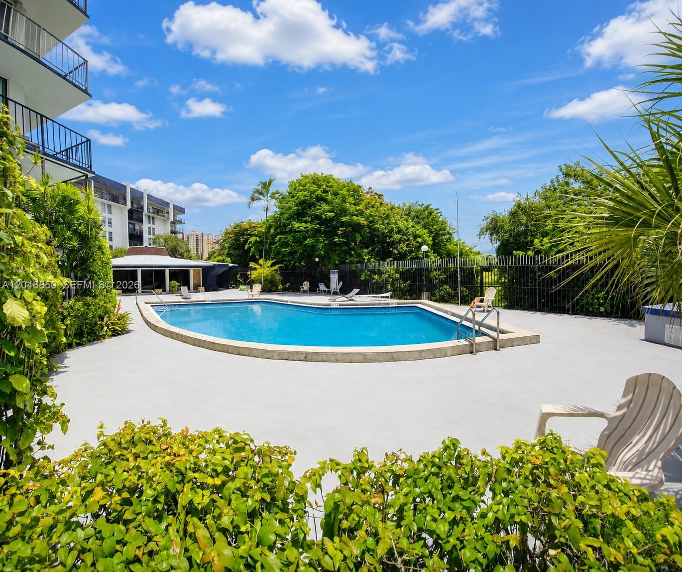 9682 Fontainebleau Boulevard