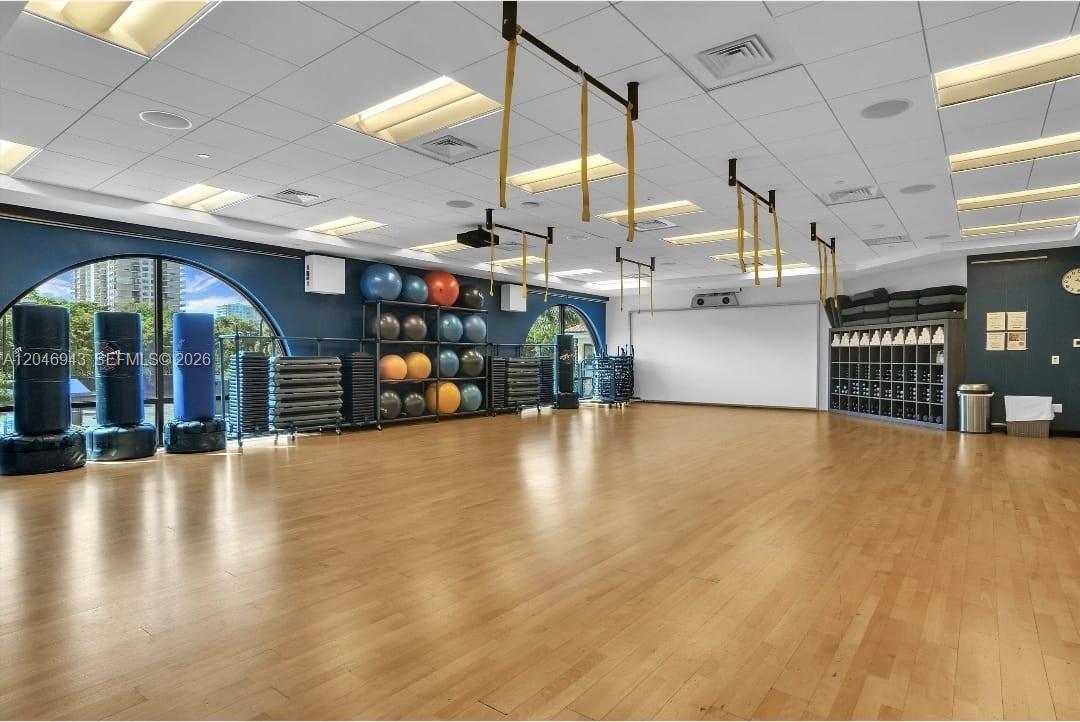 1000 W Island Boulevard