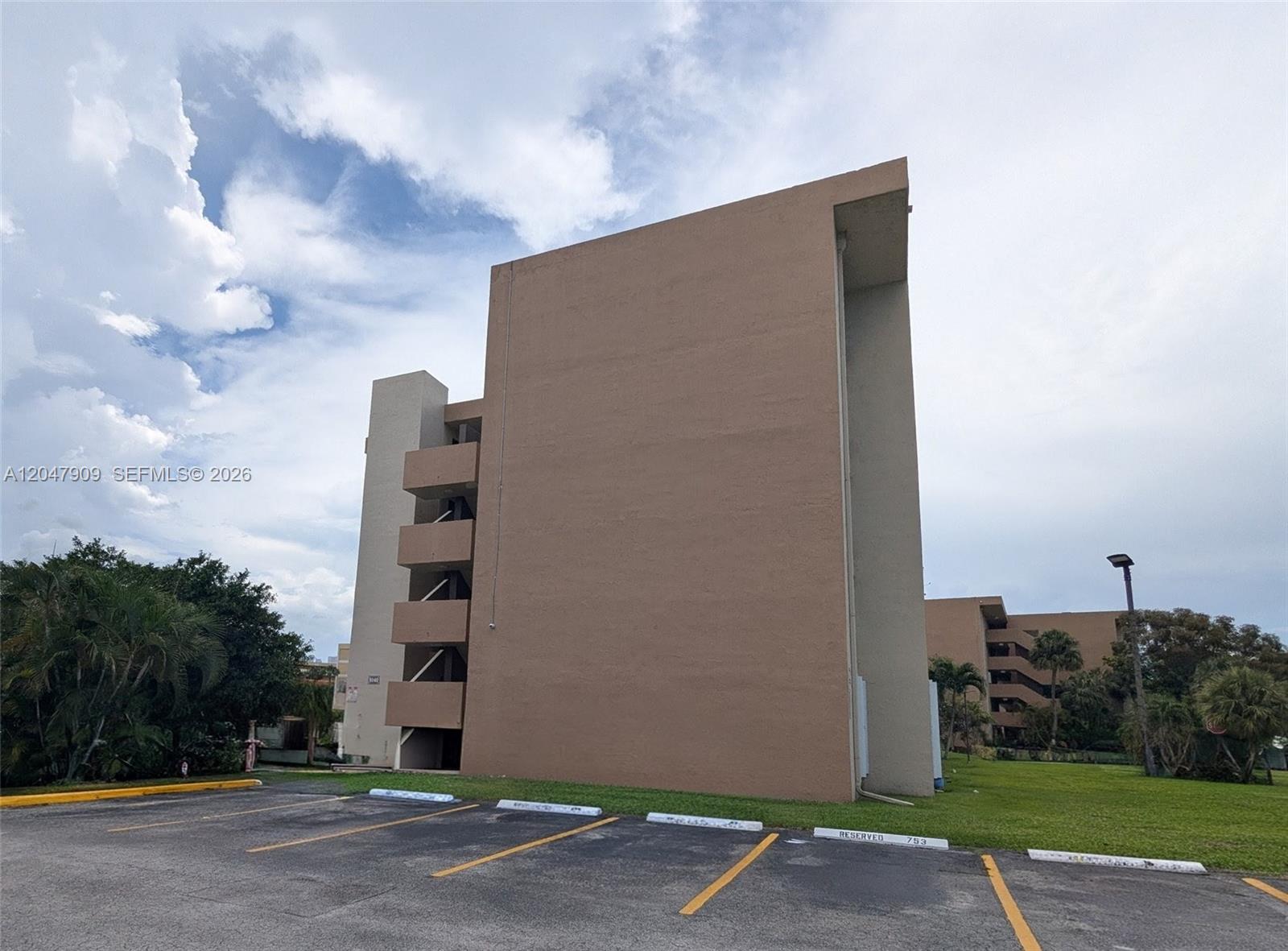 9140 Fontainebleau Boulevard