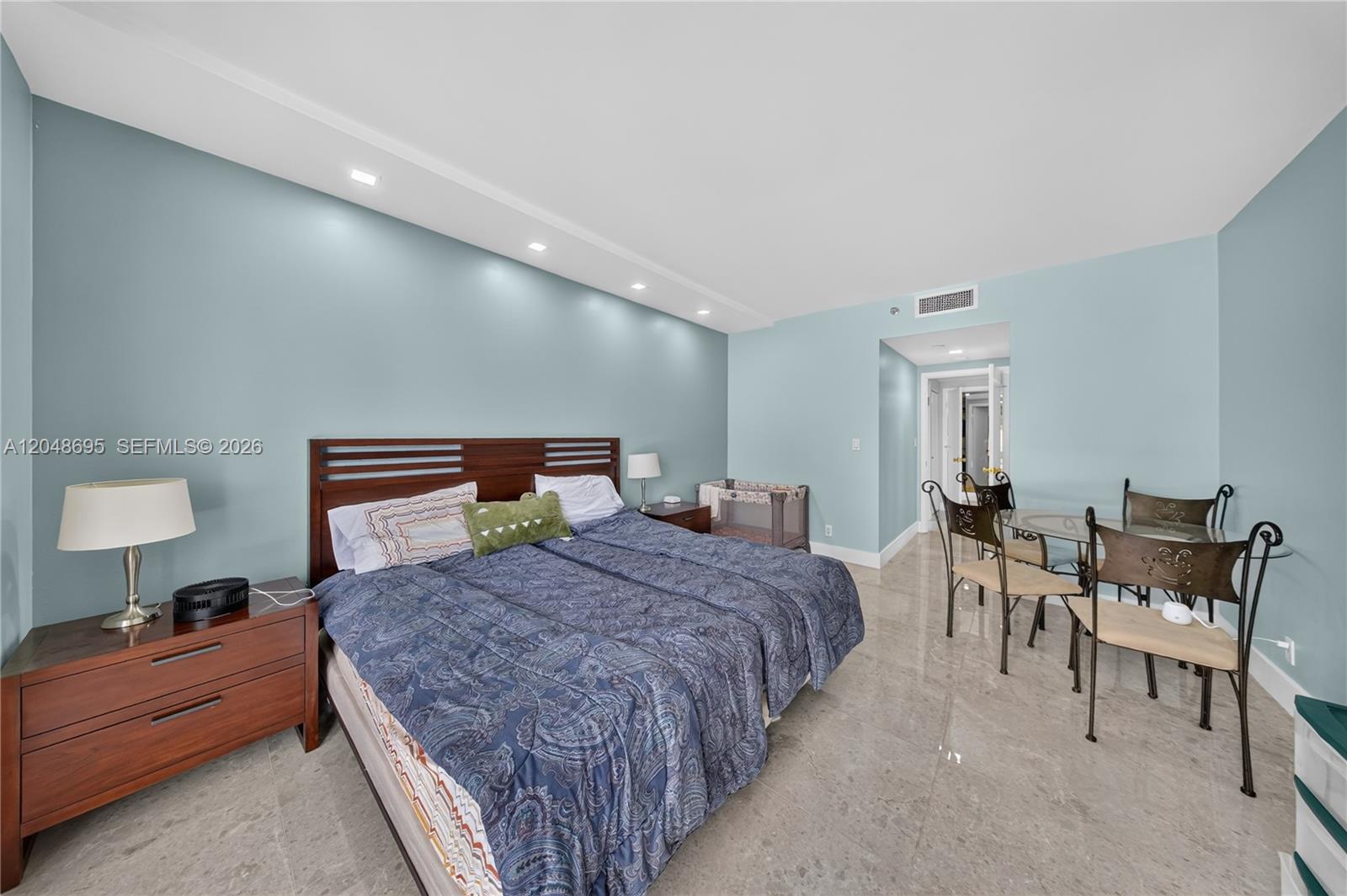 2800 Island Boulevard