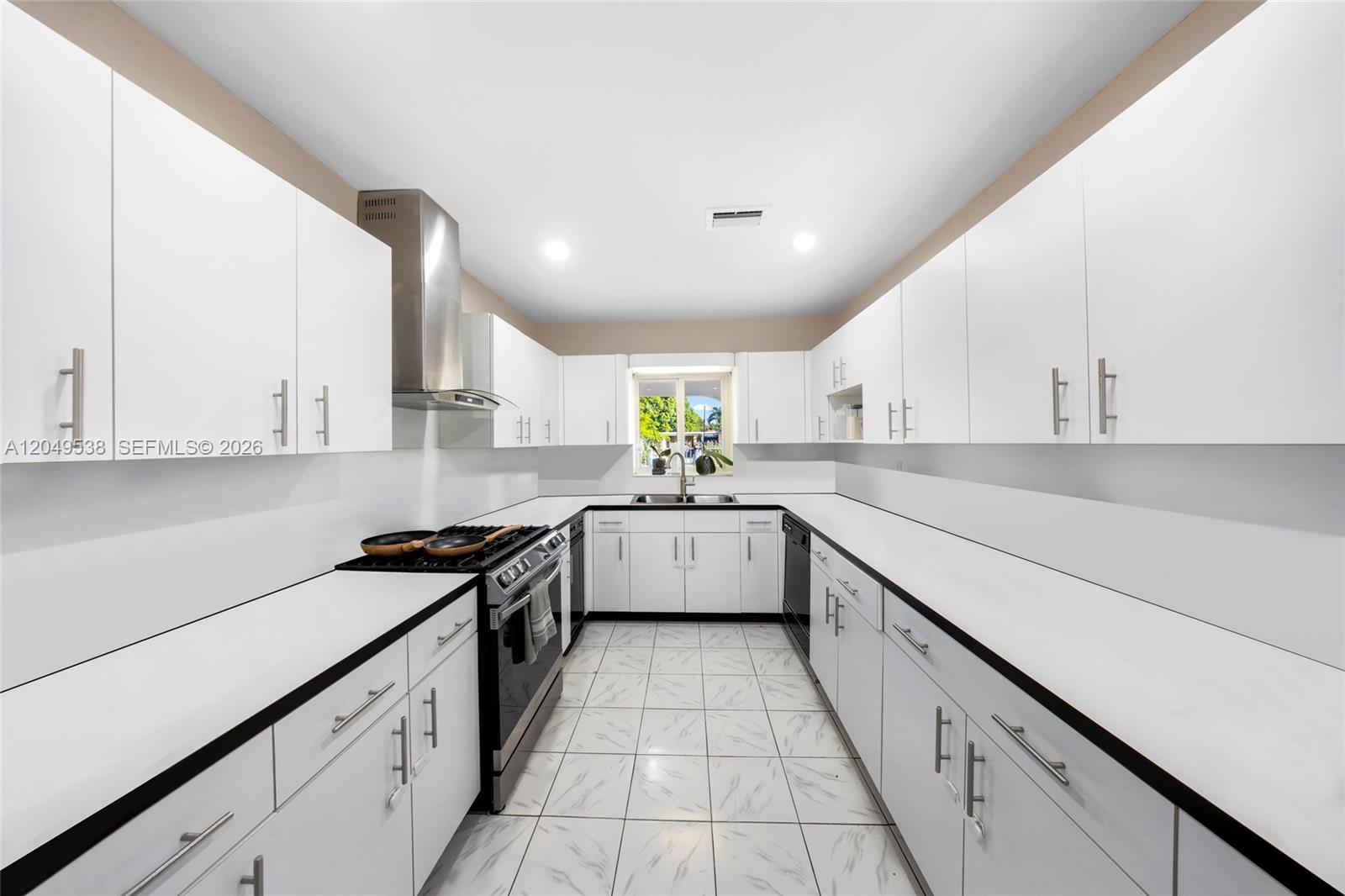 490 W 33rd Place