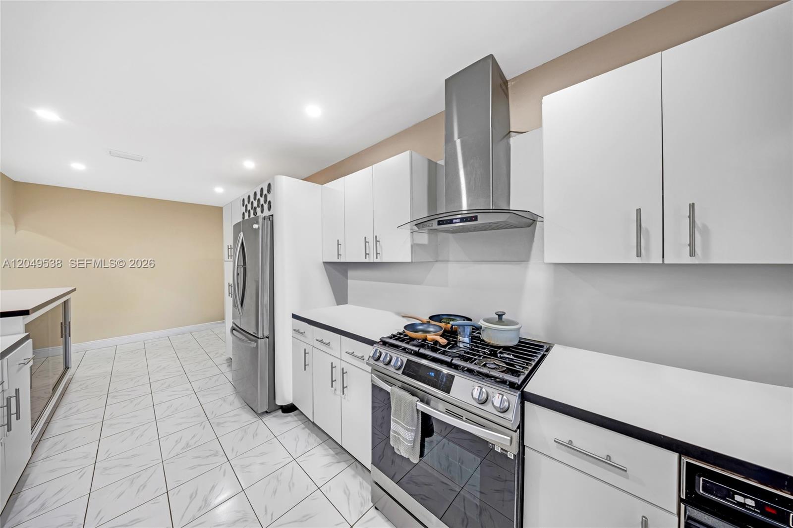 490 W 33rd Place