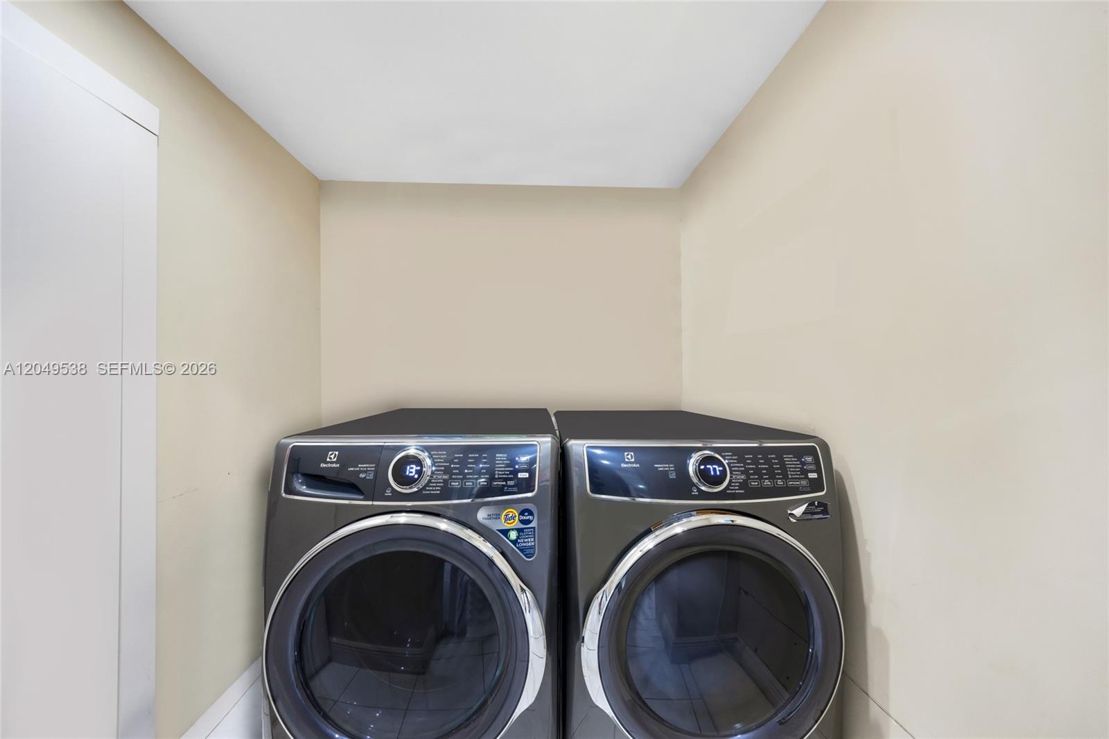 490 W 33rd Place