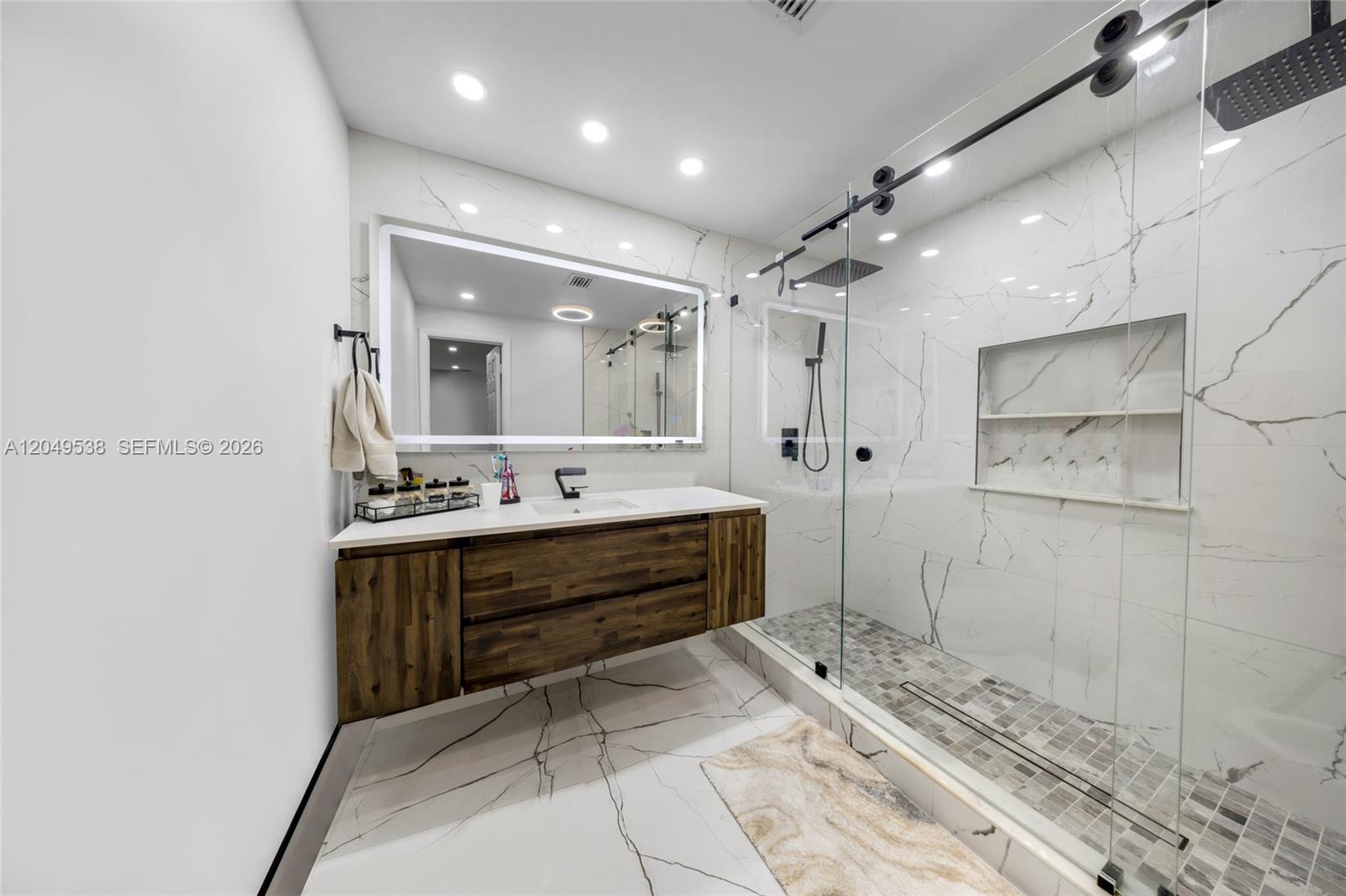 490 W 33rd Place