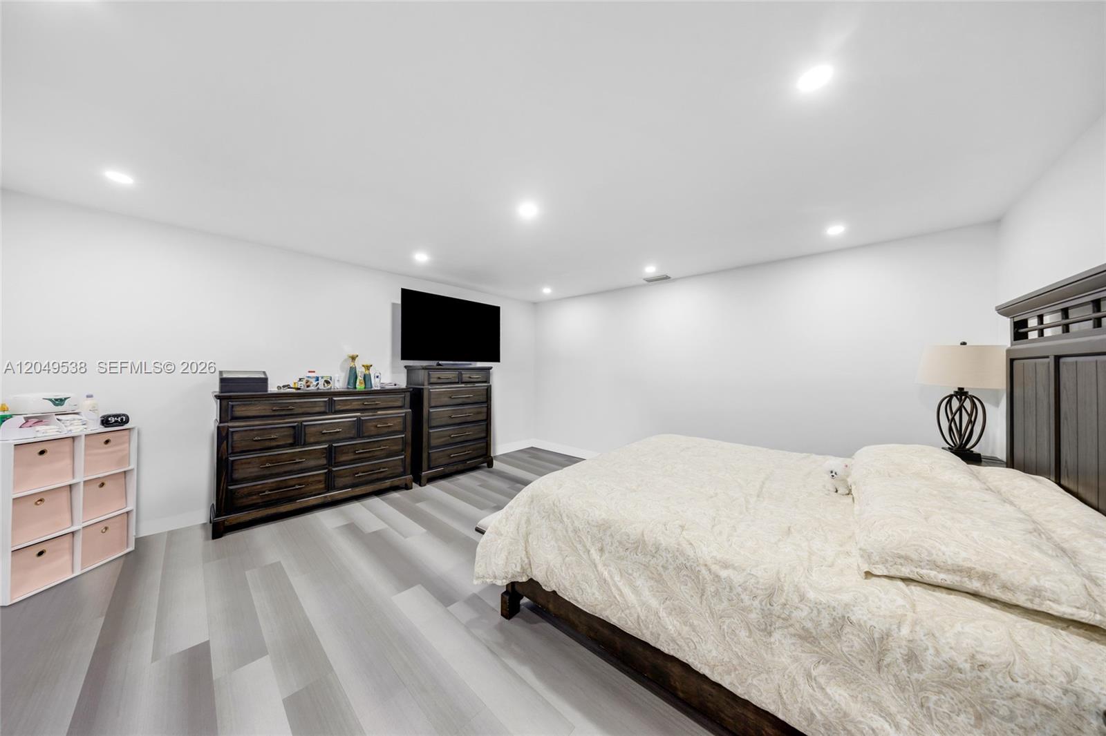 490 W 33rd Place
