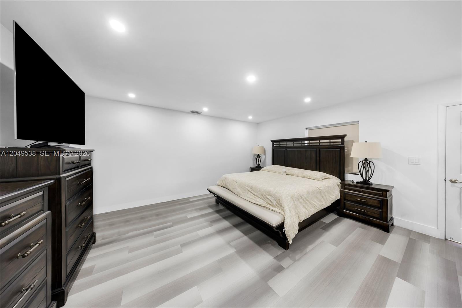 490 W 33rd Place