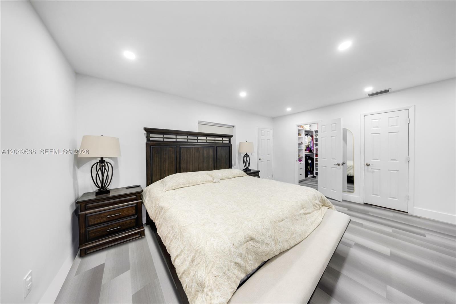 490 W 33rd Place