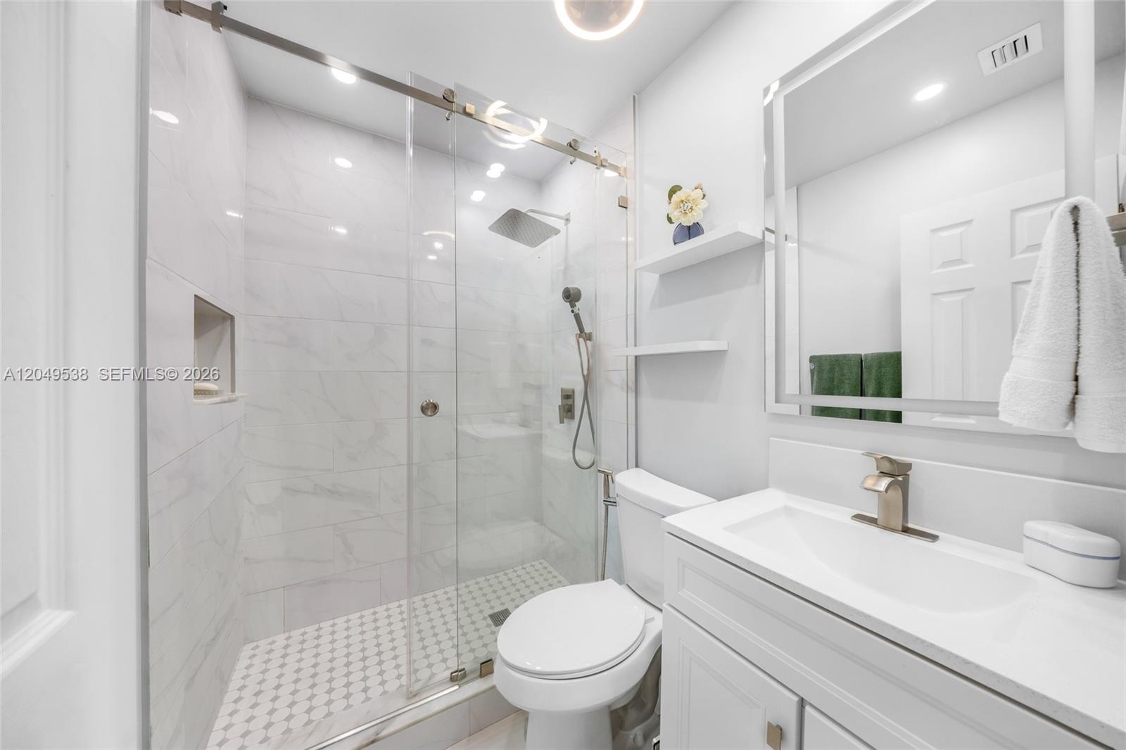 490 W 33rd Place