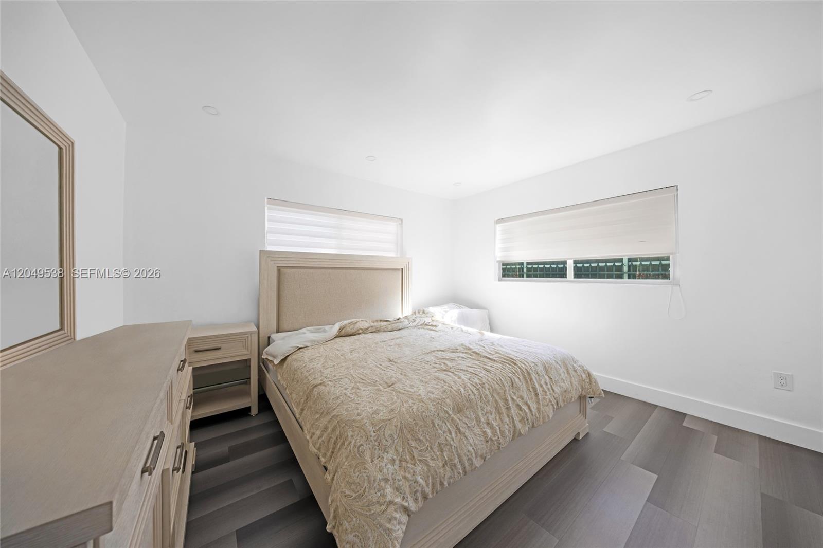 490 W 33rd Place