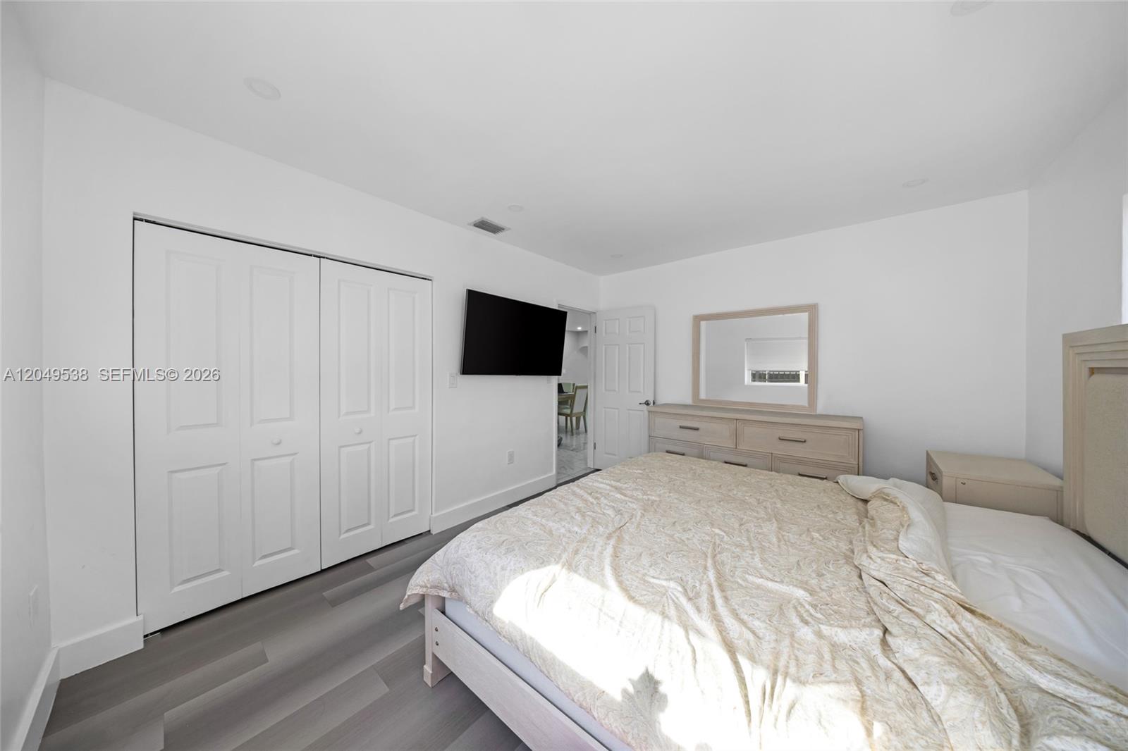 490 W 33rd Place