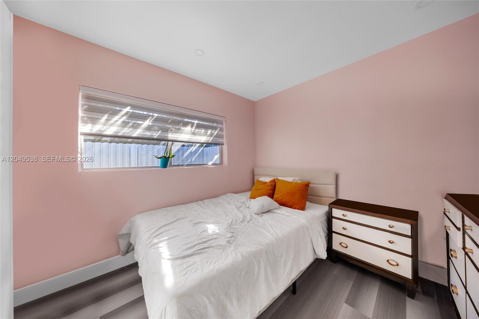 490 W 33rd Place