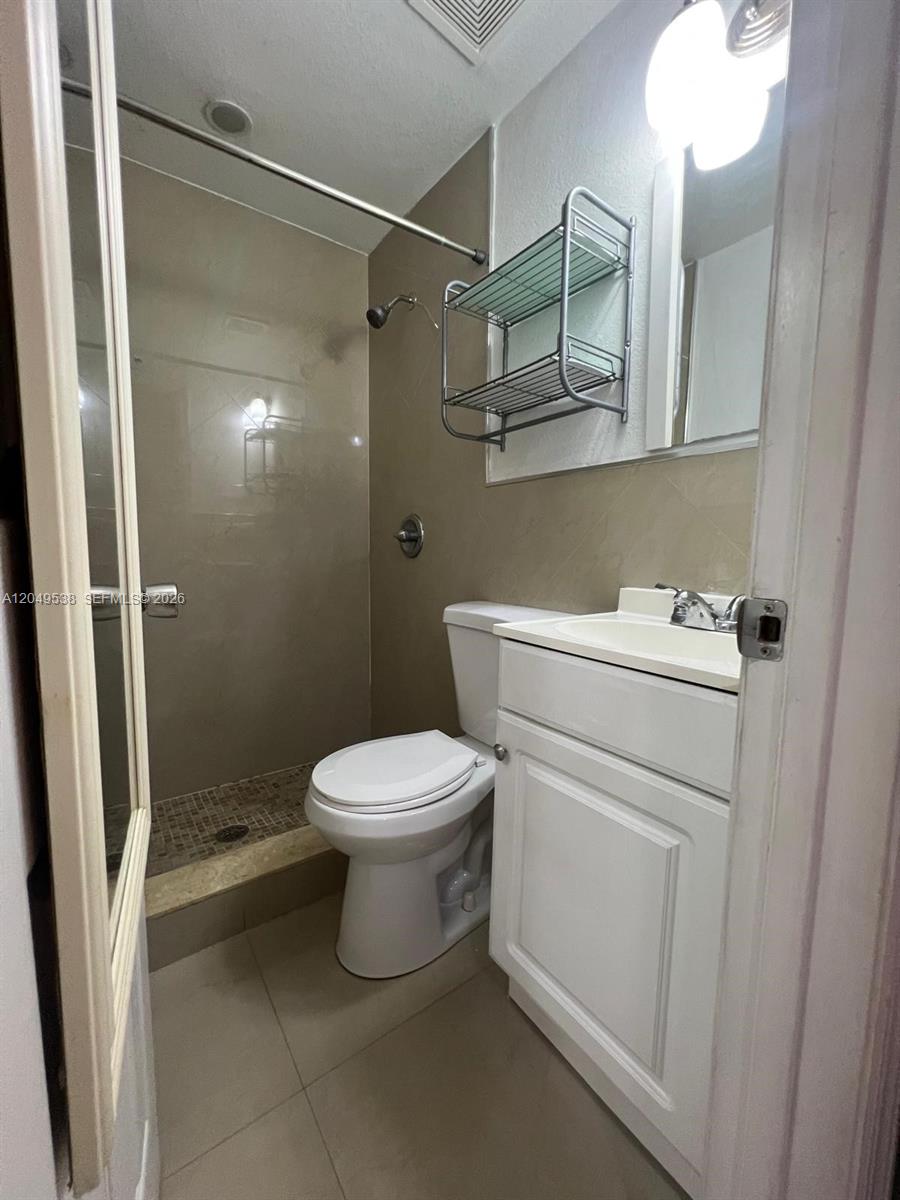 490 W 33rd Place