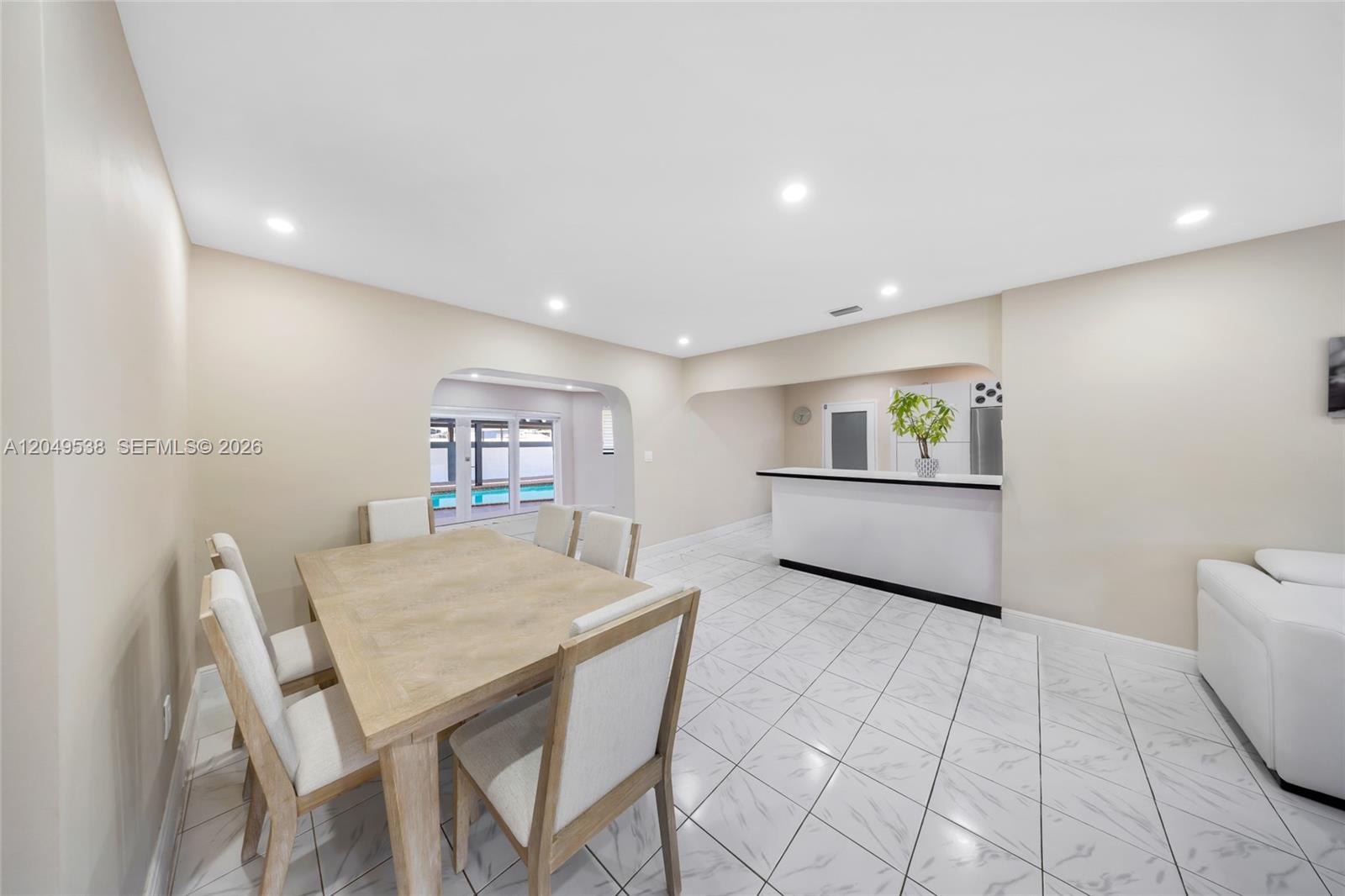 490 W 33rd Place