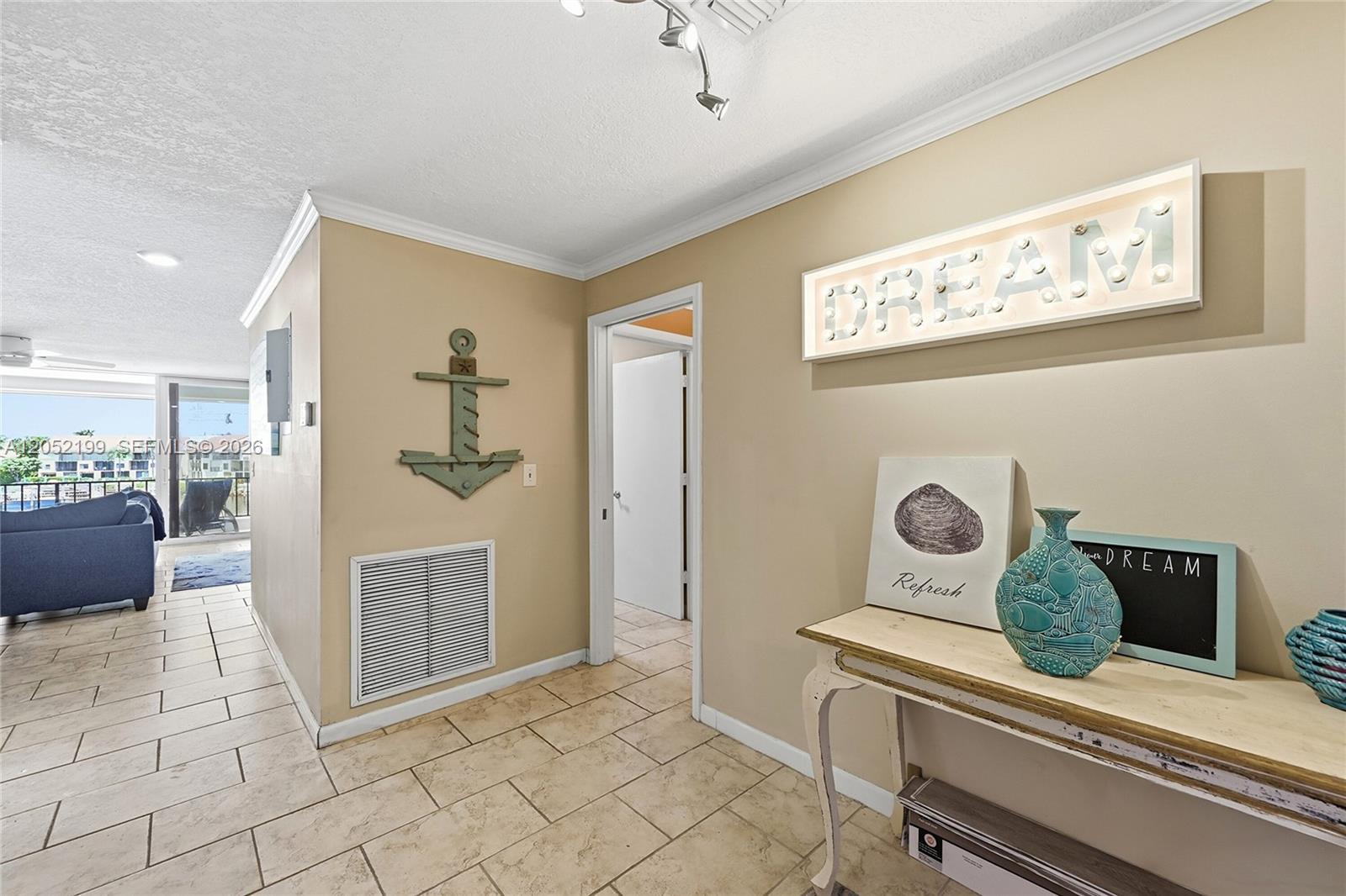 801 Palm Trail
