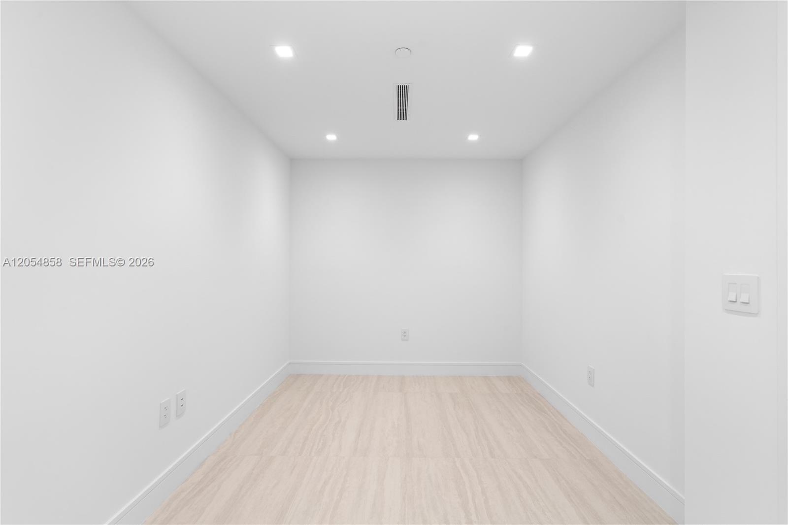 2411 Laguna Circle