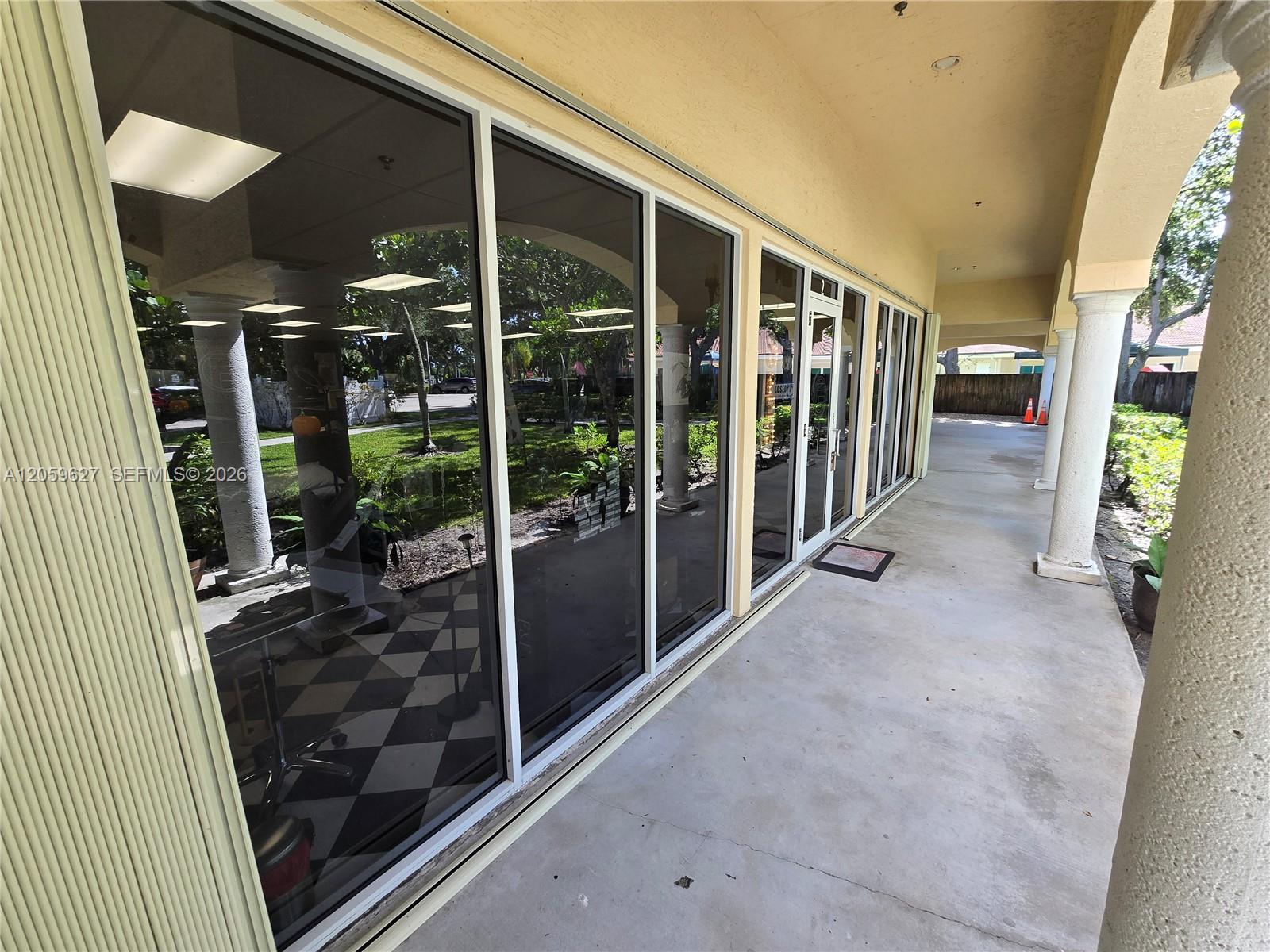4953 Le Chalet Boulevard gallery image #5
