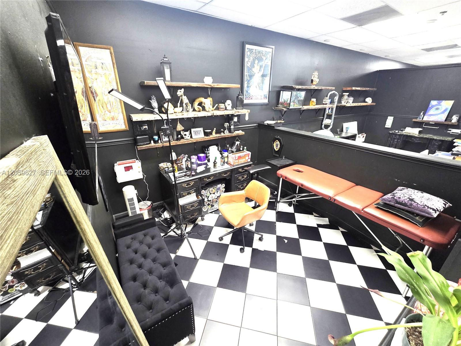 4953 Le Chalet Boulevard gallery image #7