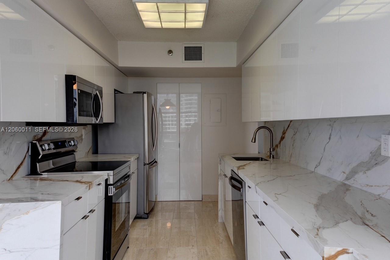 3600 Mystic Pointe Drive