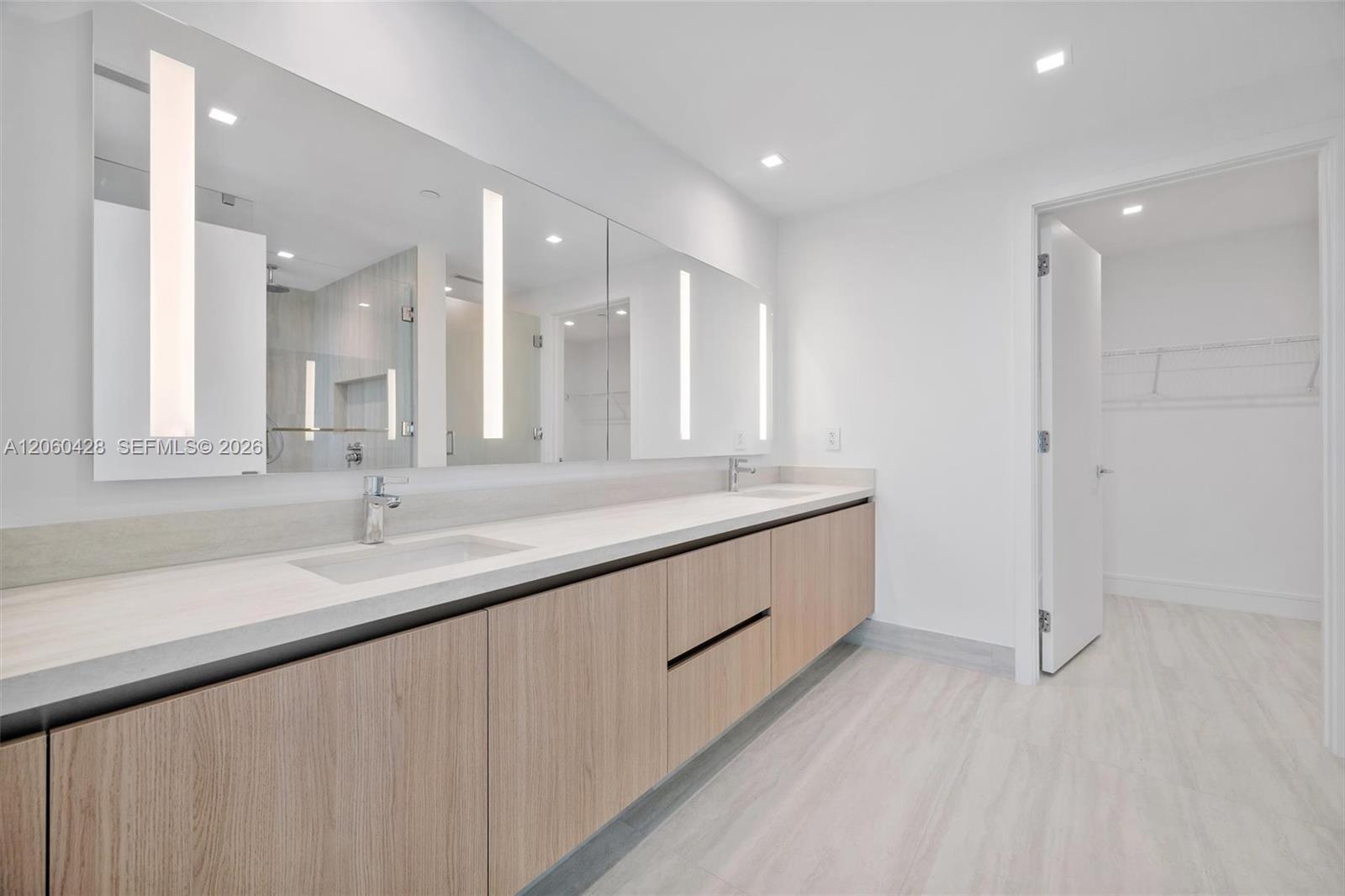 2411 Laguna Circle