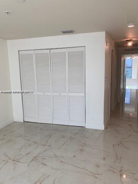 2000 Bay Drive gallery image #13