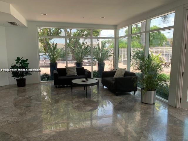 2000 Bay Drive gallery image #16