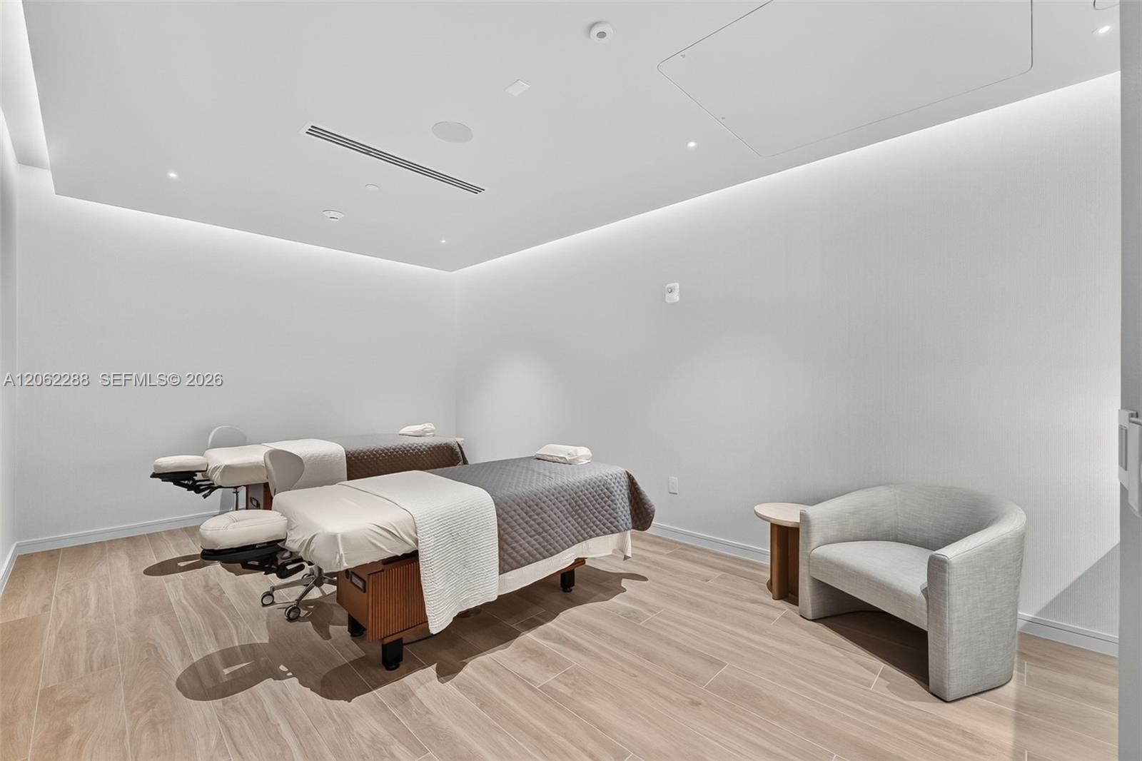 2411 Laguna Circle