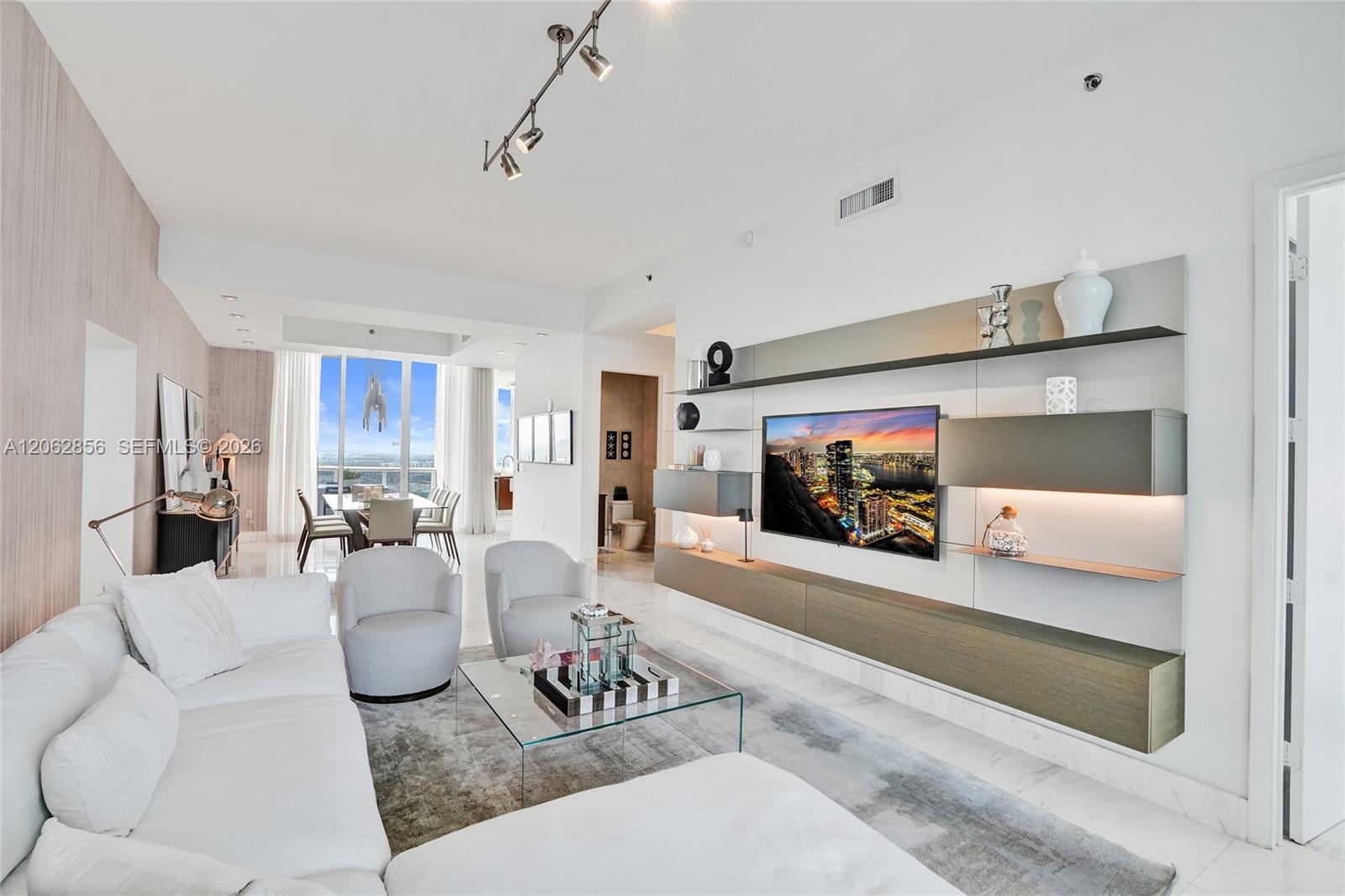 16001 Collins Avenue