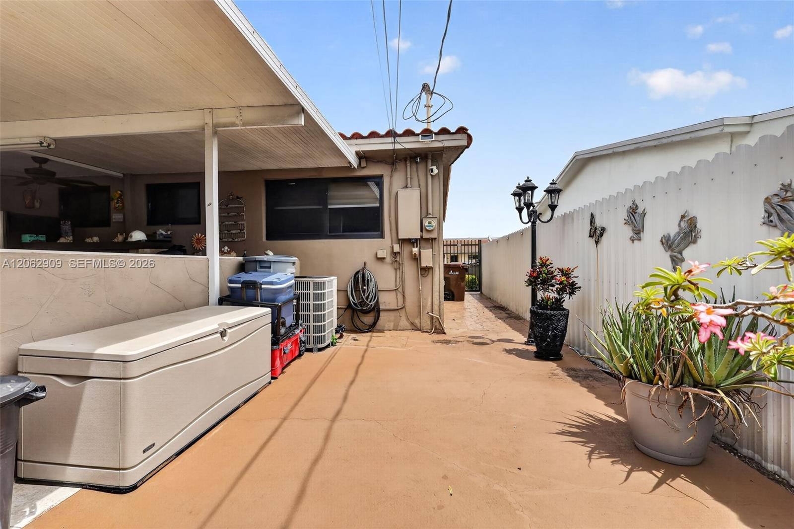 910 W 37th Street