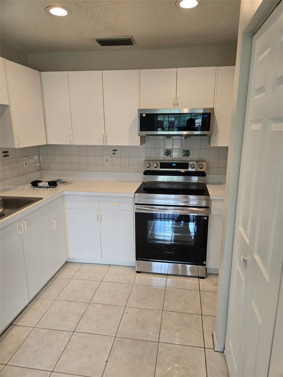 982 SW 9th Court