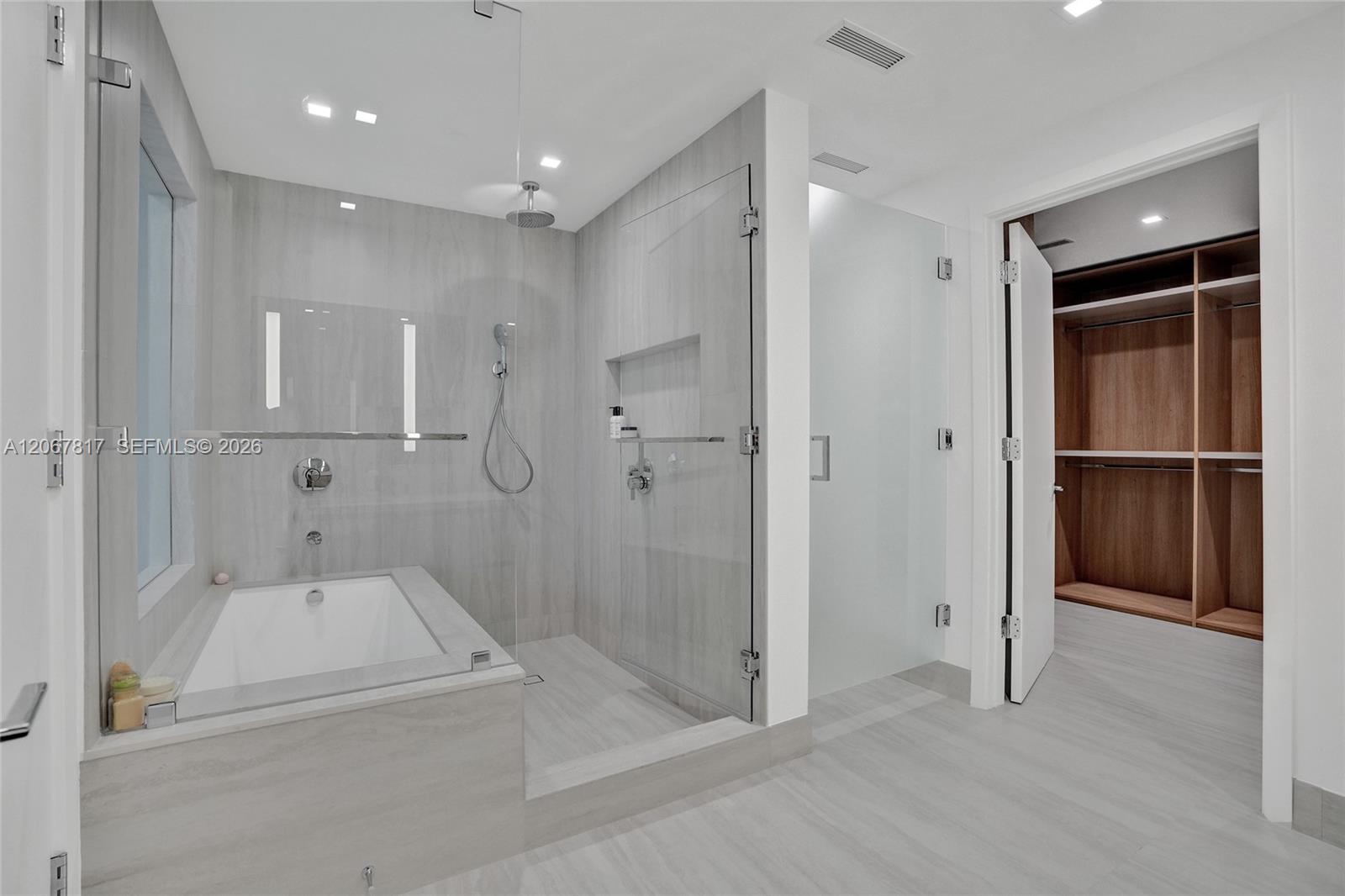 2411 Laguna Circle